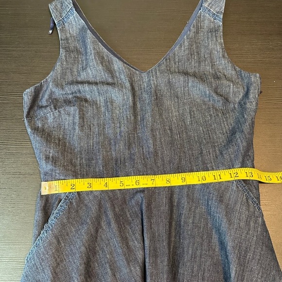 Vineyard Vines Blue Chambray Cotton V-Neck Sleeveless Fit & Flare Dress Size 4 - Picture 6 of 15